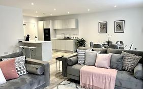 Luxury 3 Bed House W Parking & Garden! 1
